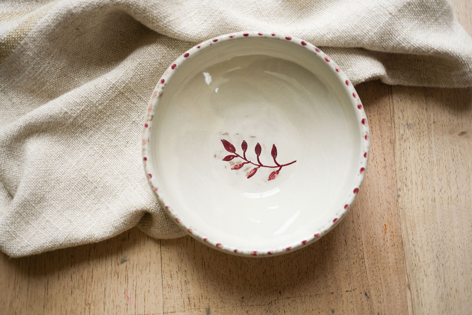 bowl-with-leaf-pattern-woodenboard-linen-teatowel